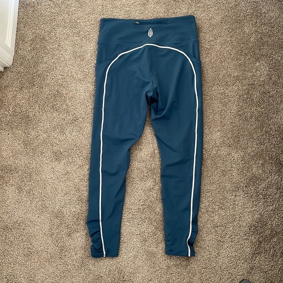 Free People Movement You’re a Peach Pocket Leggings -skyline blue - Picture 7 of 10